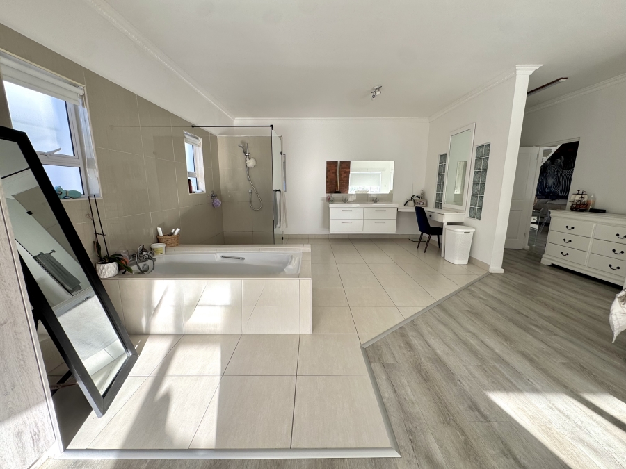 To Let 4 Bedroom Property for Rent in Grotto Bay Western Cape